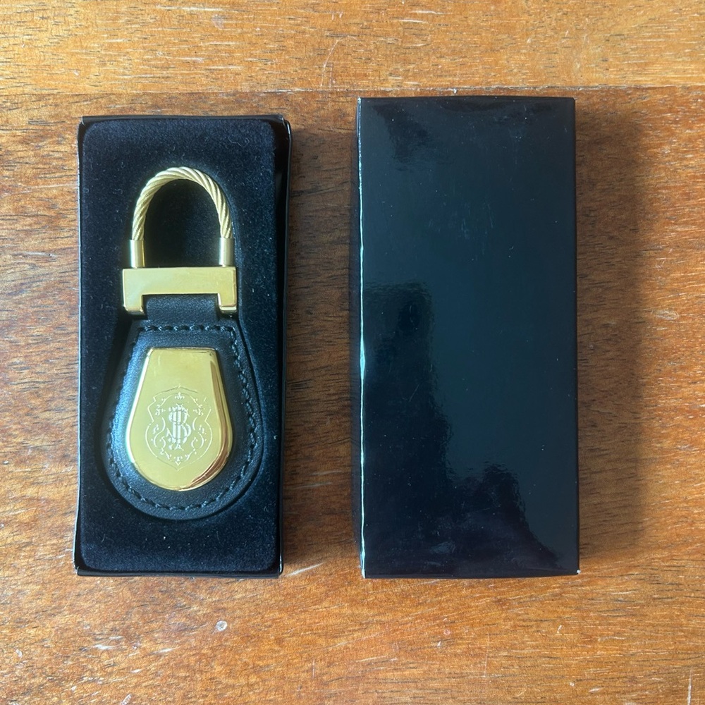 Men’s Elegant Gold Tone and Black Leather Keychain